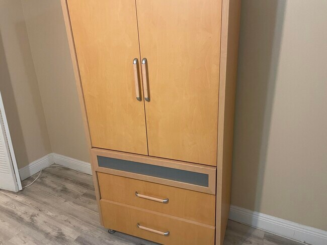 Building Photo - 400 Village Green Cir W