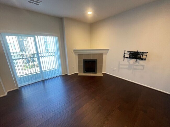 Building Photo - Spaciously Modern Tri Level Townhome for R...