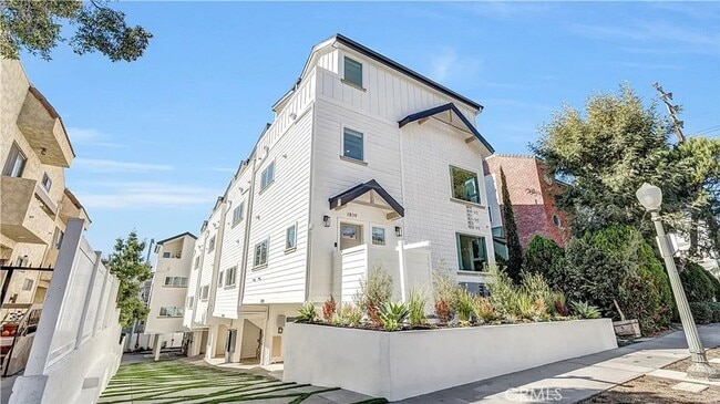 Building Photo - 1823 1/2-1823 1/2 Westholme Ave
