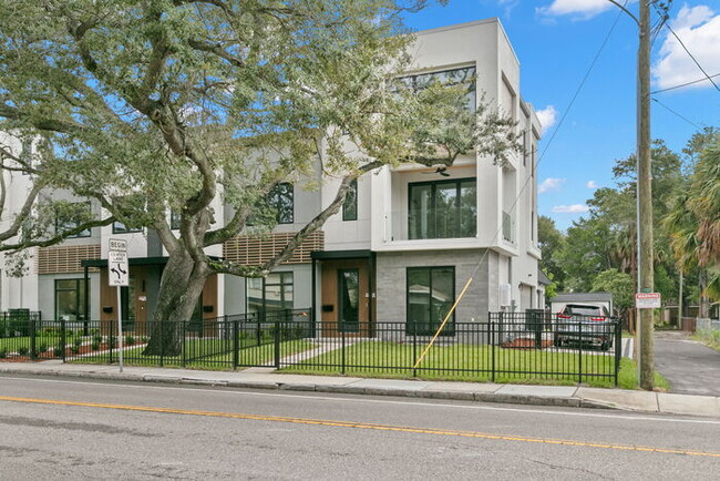 Primary Photo - LIKE NEW Luxury Townhome For Rent in Tampa...