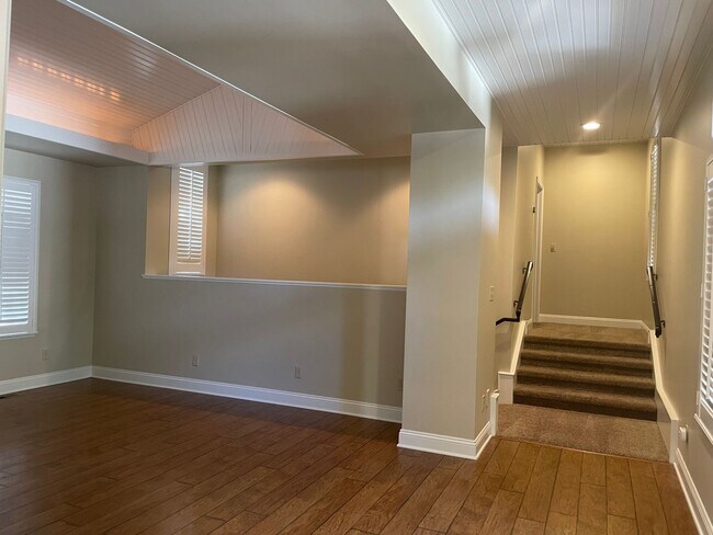 Building Photo - 3 bedroom, 3 bath, entertainment room, lib...