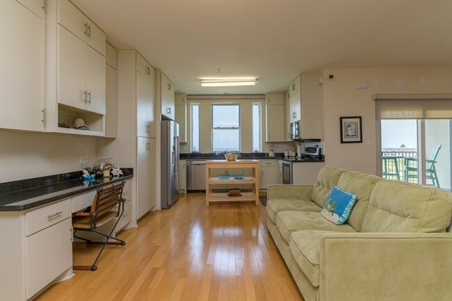 Building Photo - 100 Harbor St