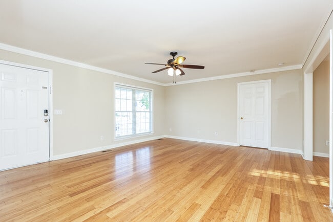Building Photo - 2812 Sutherland Dr