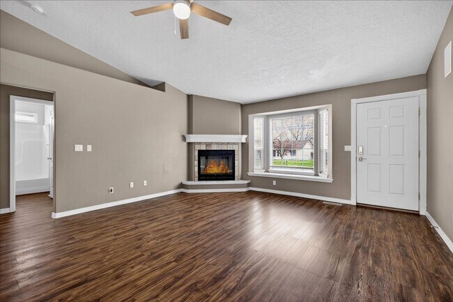 Building Photo - GREAT LOCATION - 3bd/2ba Home w/Room to Park Your Toys!