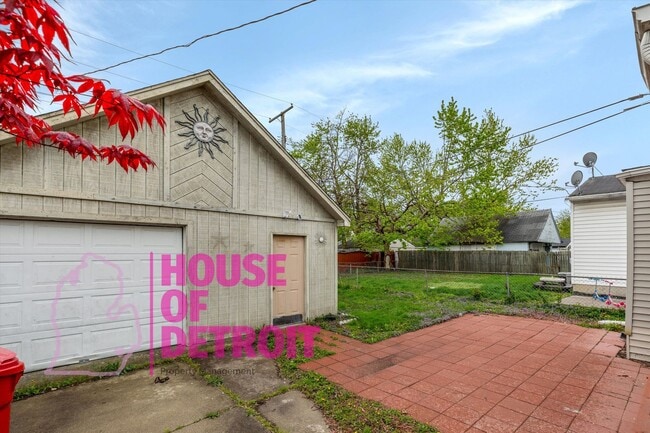 Building Photo - 2 BEDROOM | 1 BATH | FREE PRE SCREEN