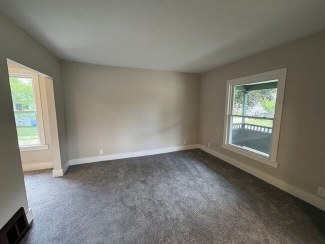 Building Photo - Three bedroom 1 1/2 bathroom single family home for rent