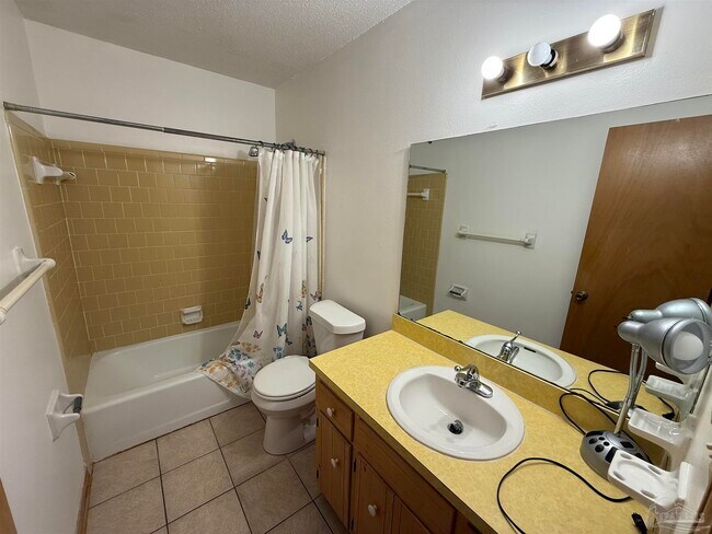 Building Photo - 1469 E Johnson Ave