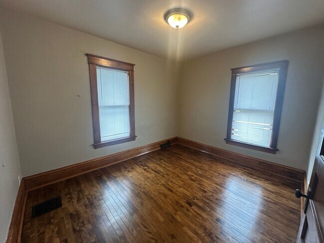Building Photo - Beautifully Preserved 4 Bed | 2 Bath House in Saint Paul