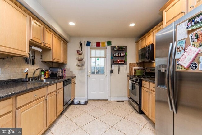 Building Photo - 916 S 25th St