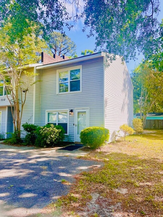 Building Photo - End unit town  house walking distance to b...