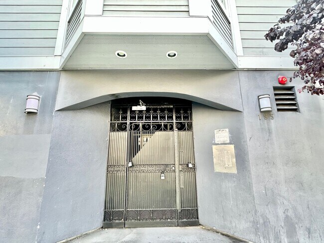 Building Photo - Epic REA: Bright Top Floor Corner Studio w...