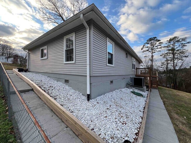 Building Photo - Charming Farragut Home with Large Fenced Yard and Wooded Access