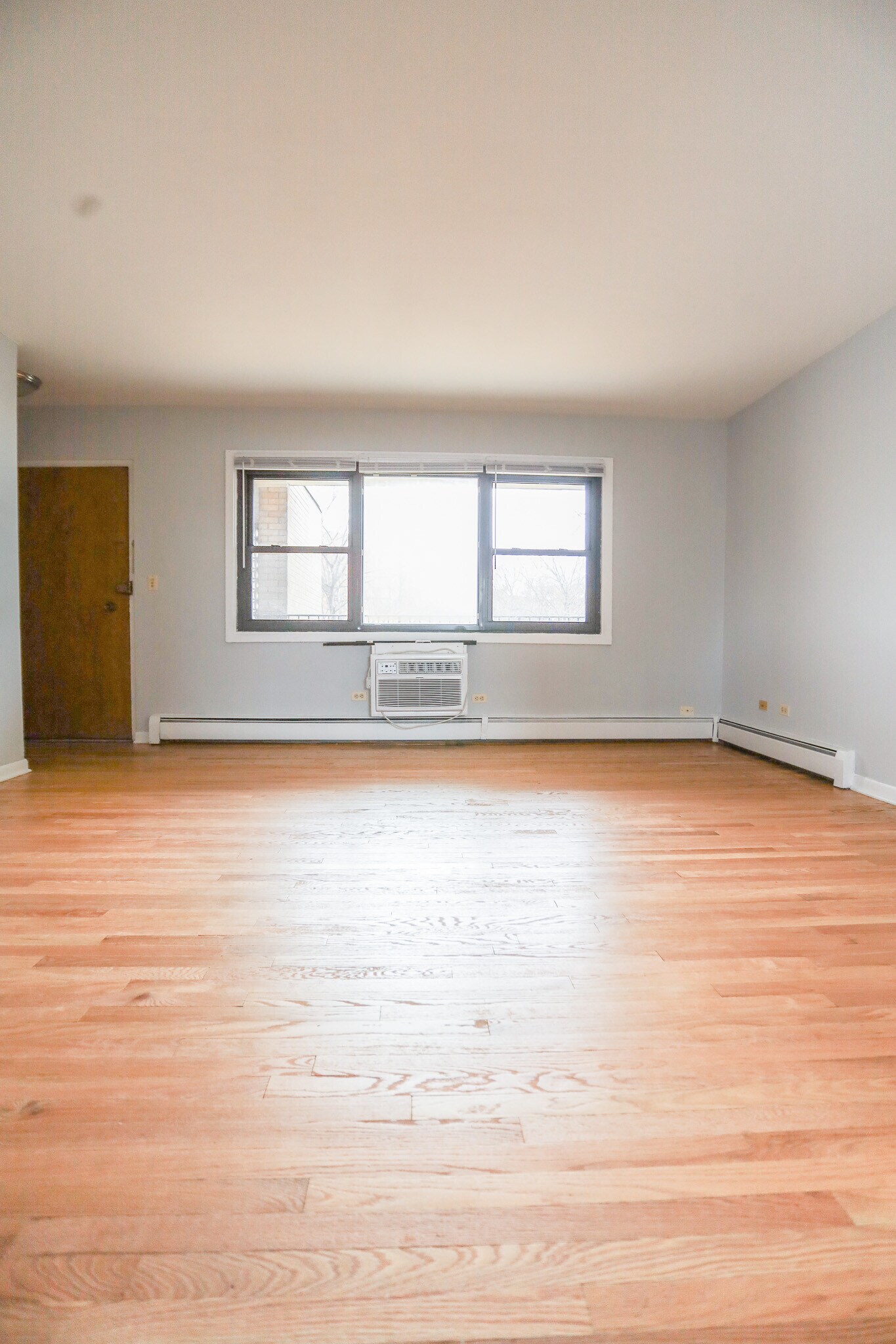 Building Photo - 2555 W Catalpa Ave