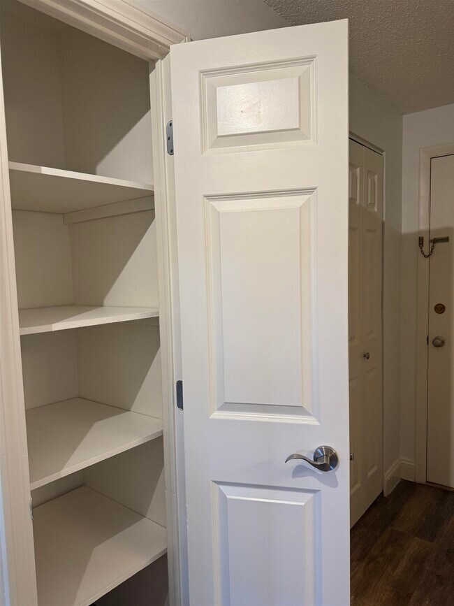 Building Photo - 136 Mammoth Rd