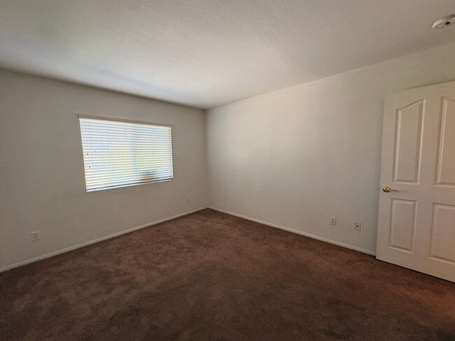 Building Photo - EASTVALE GREAT NEIGHBORHOOD- 4+2.5 EXECUTIVE HOME, QUIET NEIGHBORHOOD - AVAILABLE NOW!!! ONLY 2 C...