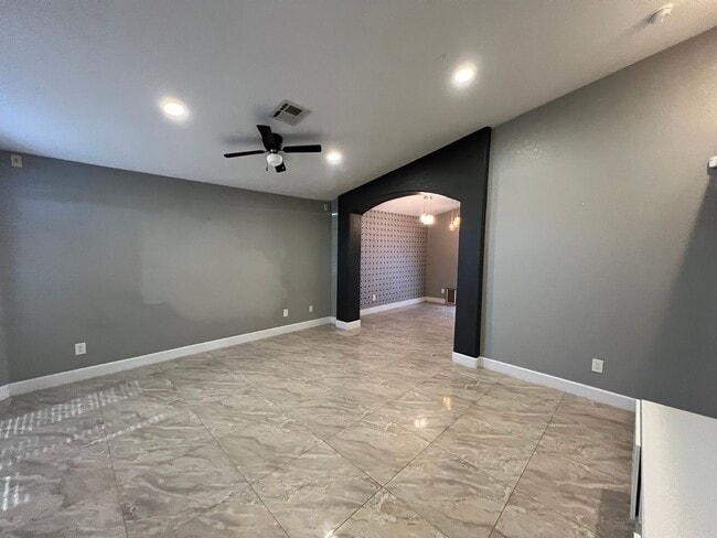 Building Photo - NICE 3 BED 2 BATH!