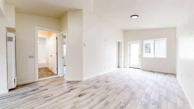 Building Photo - 2113 Dennis Ln