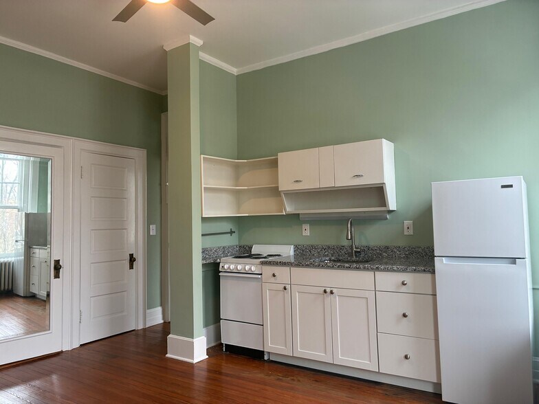 Building Photo - 2611 W Grace St