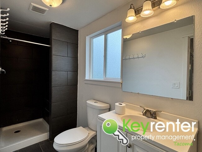 Building Photo - Modern 3-Bedroom, 2-Bath Downstairs Duplex...