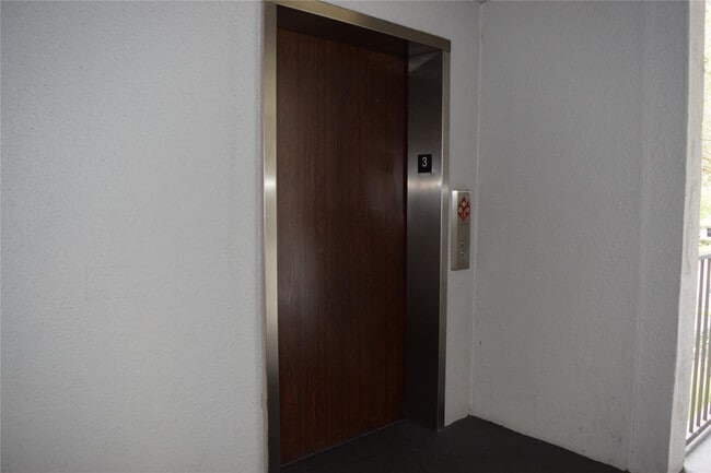 Building Photo - 13250 SW 4th Ct