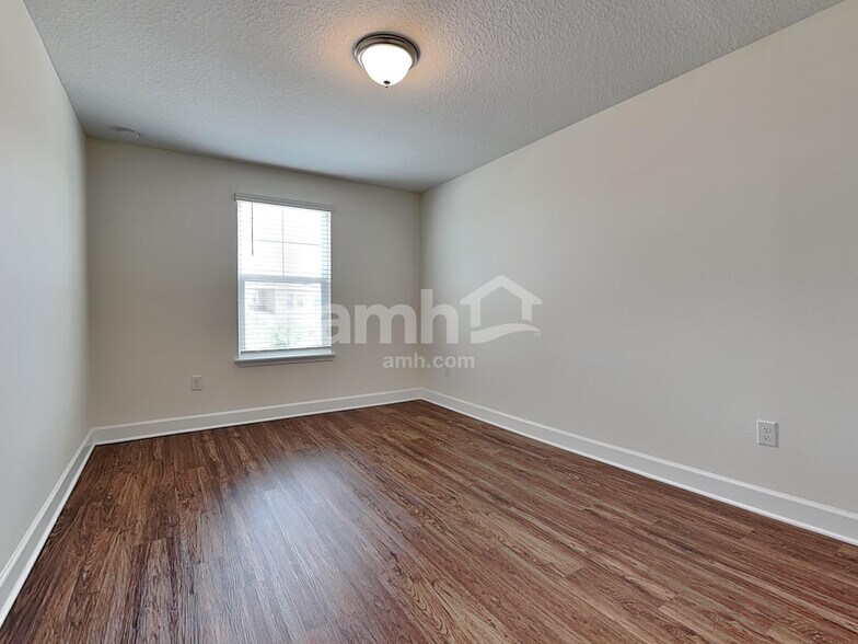 Building Photo - 1045 Island Pond Dr