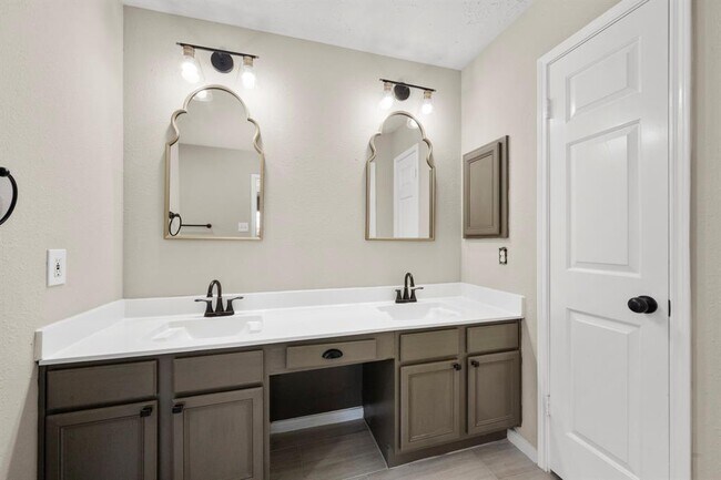 Building Photo - 6615 Broken Stone