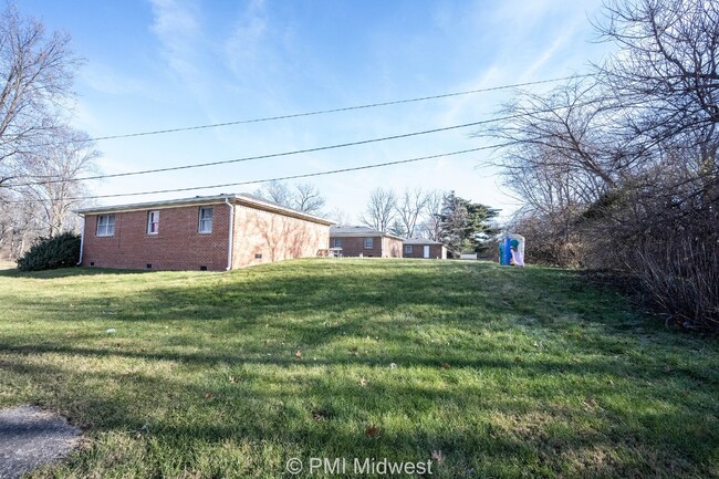 Building Photo - Charming 2-Bedroom Duplex in Indianapolis with Modern Amenities!