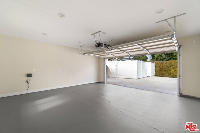 Building Photo - 17633 Nordhoff St