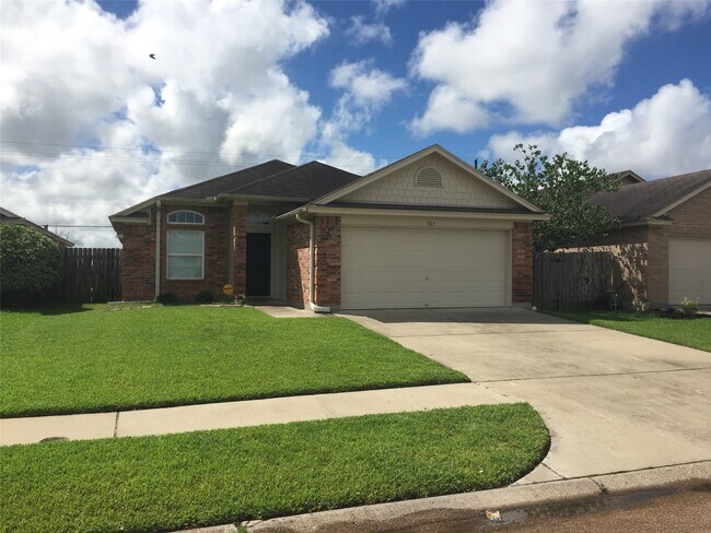 Building Photo - 303 Sequoia Dr