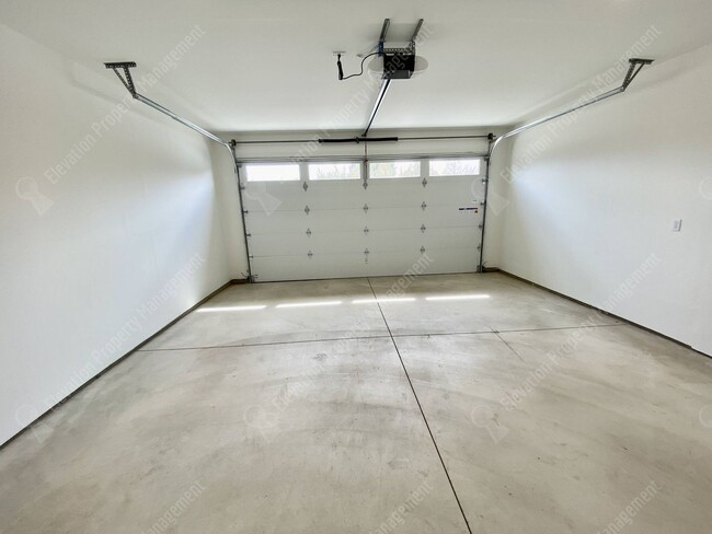 Building Photo - Petrosa Townhouse 3 BR - 2 ½ BA w/ loft