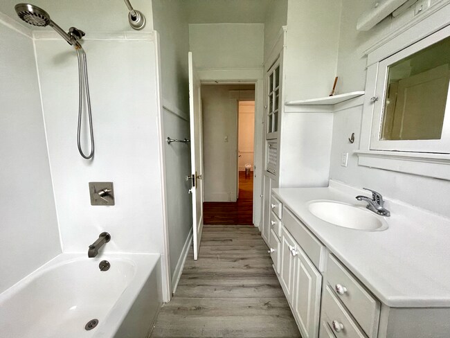 Building Photo - AVAILABLE JUNE 2026 Stunning 3 bed/2 bath ...