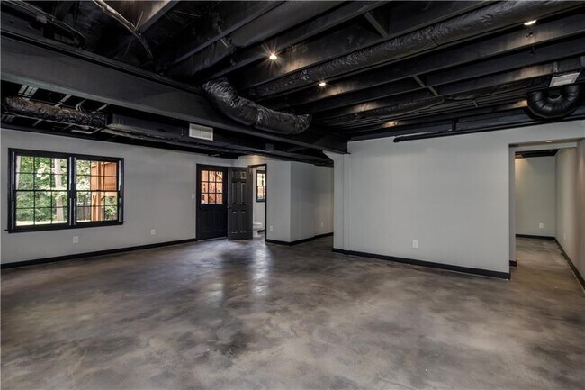 Building Photo - 3017 Greenfield Dr