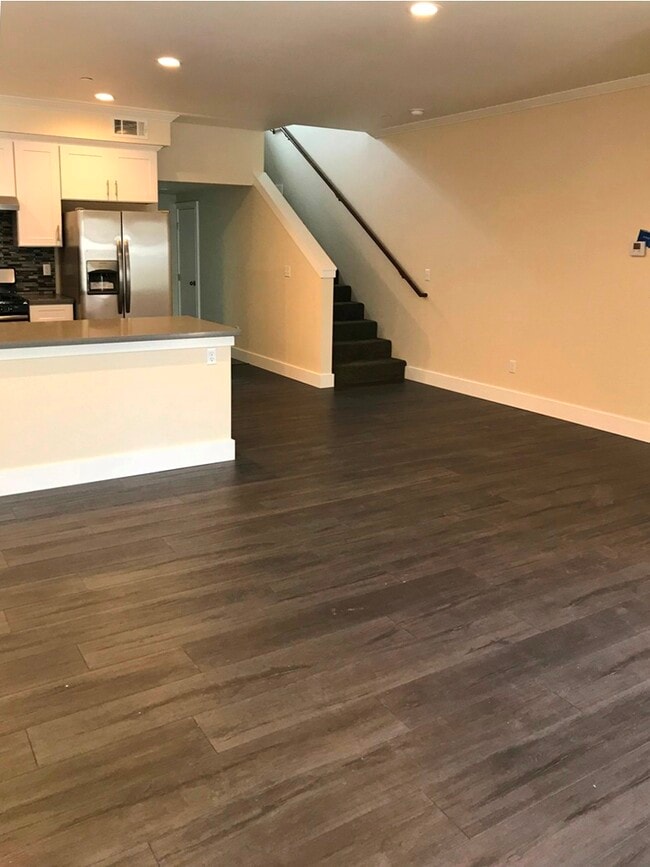 Building Photo - 1964 Main St