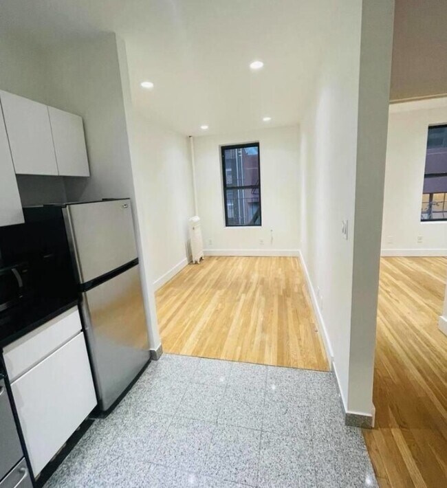 Building Photo - 229 E 53rd St