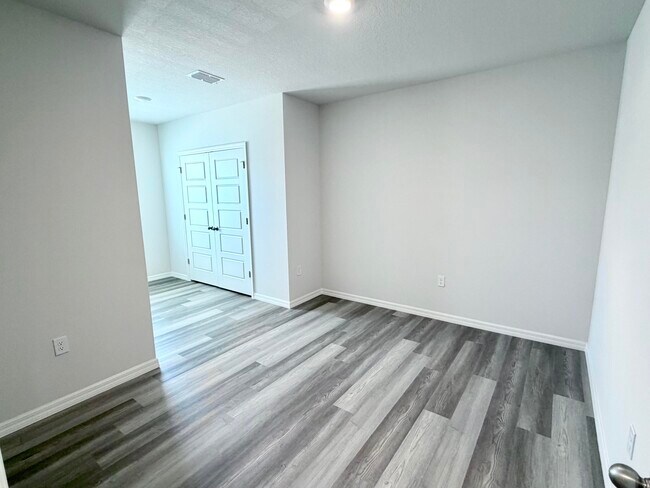 Building Photo - 12813 SW Forli Wy