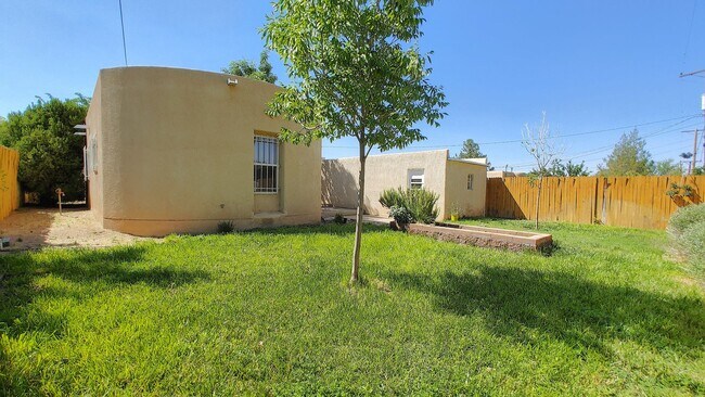 Building Photo - 3 Bedroom 2 Bathroom Charmer In Nob Hill!