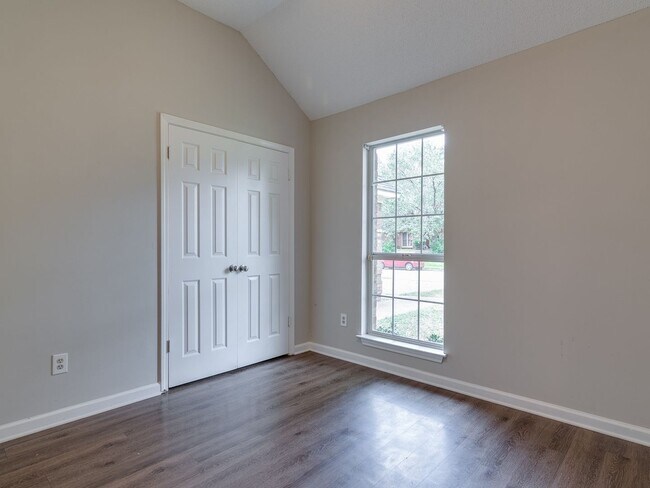 Building Photo - Fully Renovated 3BD/2BA!