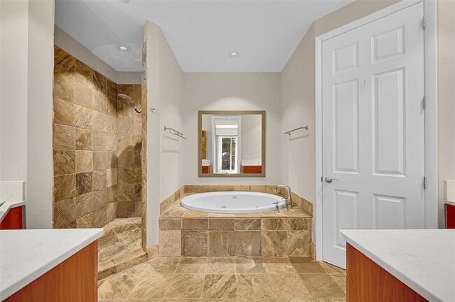 Building Photo - 2633 NE 14th Ave