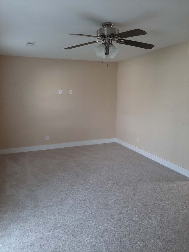 Building Photo - 3 BR/4 BA Townhome - Vineland - Kings Cros...