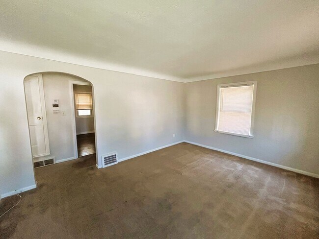 Building Photo - Bright & Spacious 3-Bed Home in Euclid