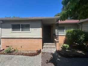 Building Photo - 3 Bed, 2 bath Rambler Home w/utilities included in Skyway, $3,135/mo.