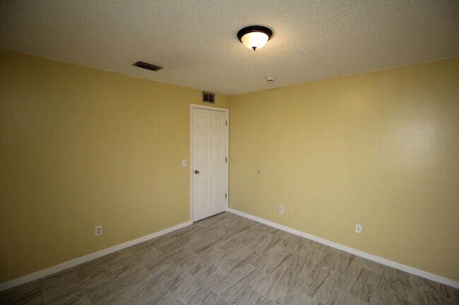 Building Photo - 709 Rostock Cir NW