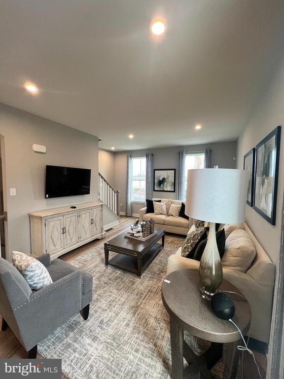 Building Photo - 5 Sidney Ln