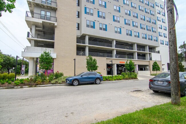 Building Photo - 701 Richmond Ave