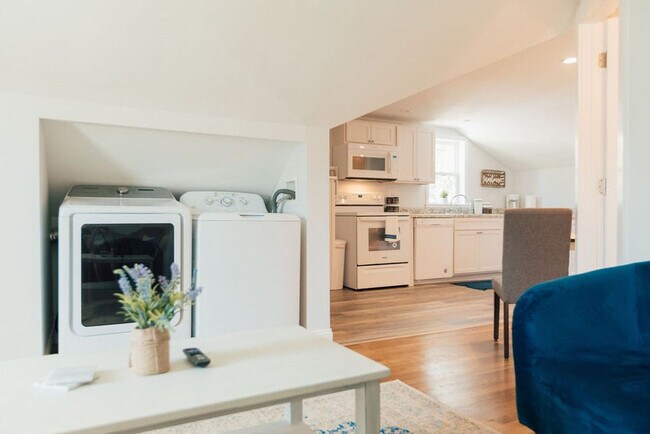 Building Photo - 905 Hill St