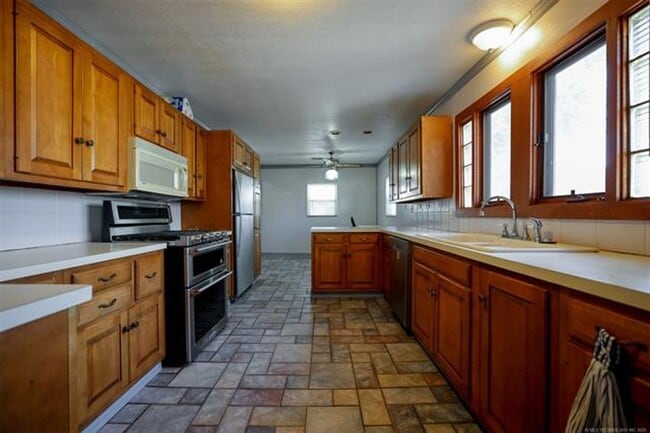 Building Photo - Charming 1920s Midtown bungalow with lots of space and character