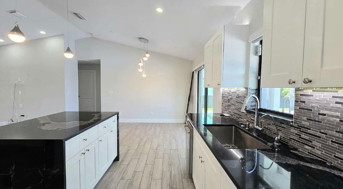 Building Photo - 4020 NW 41st Pl