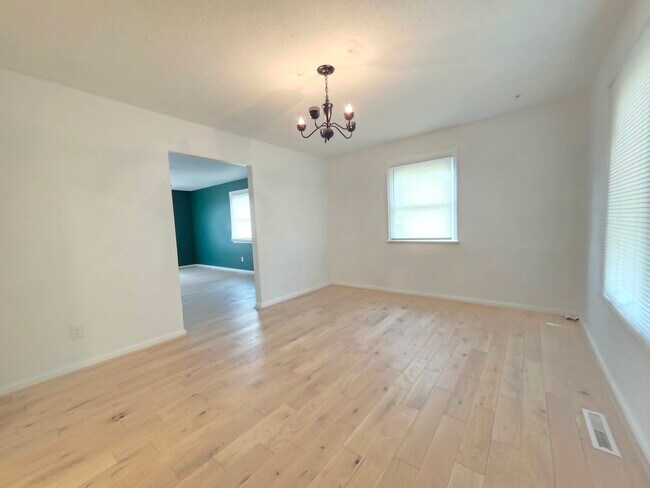 Building Photo - 8241 Robin Hood Dr