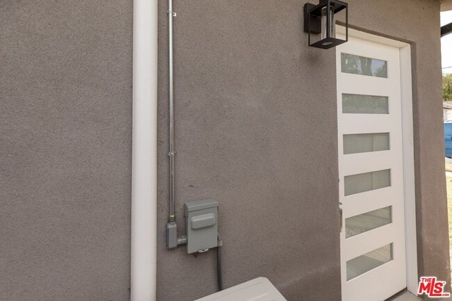 Building Photo - 7420 Vanalden Ave