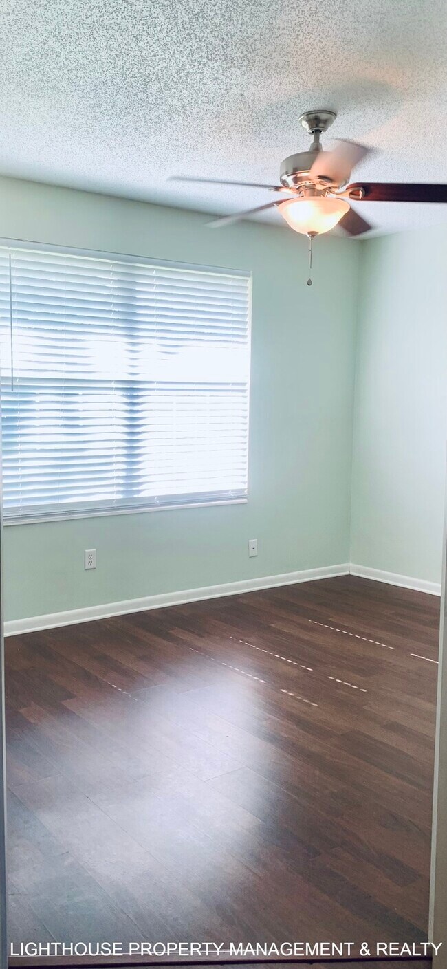 Building Photo - Spacious 4-Bedroom, 2-Bath with Fenced Yar...